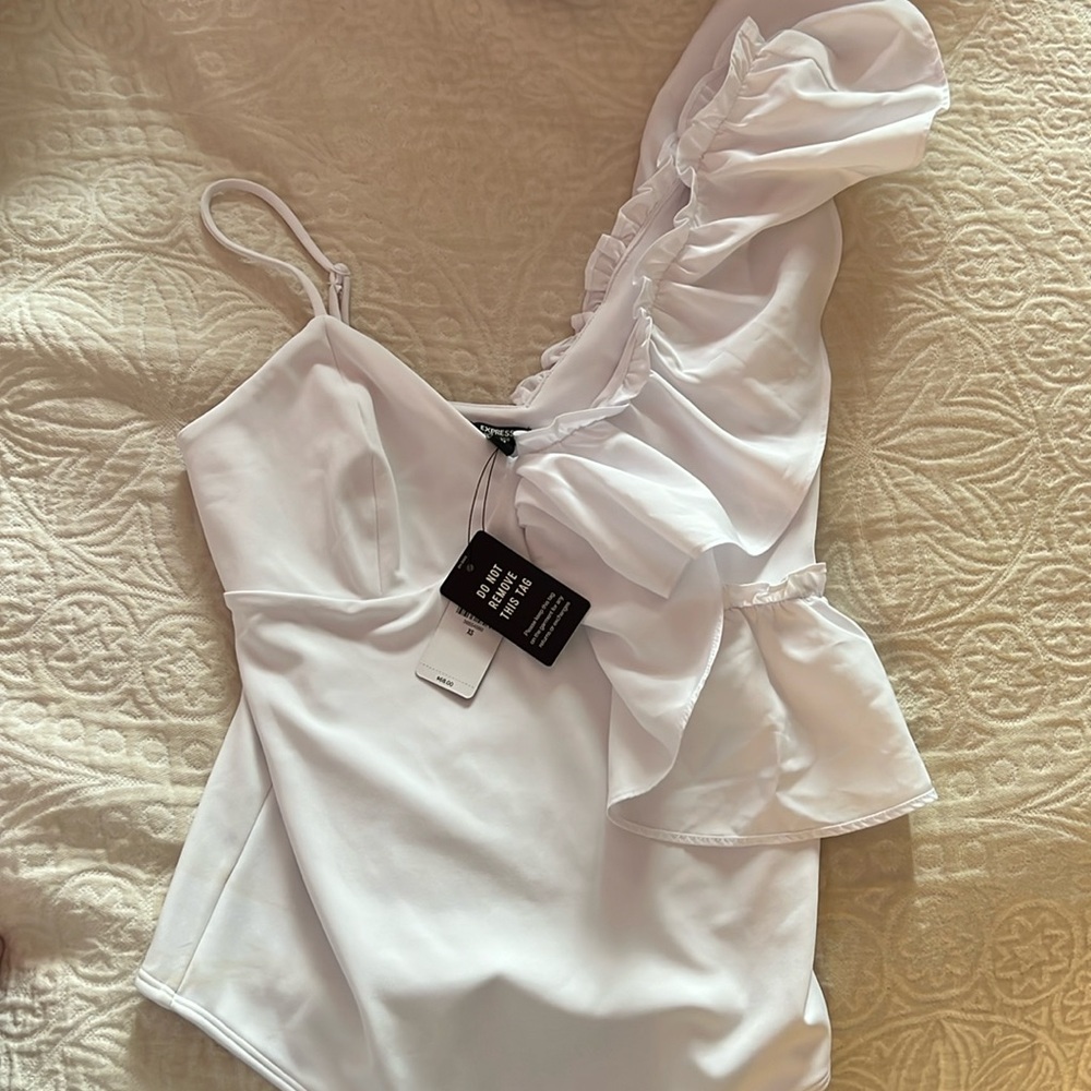 WHITE RUFFLE SLEEVE BODYSUIT